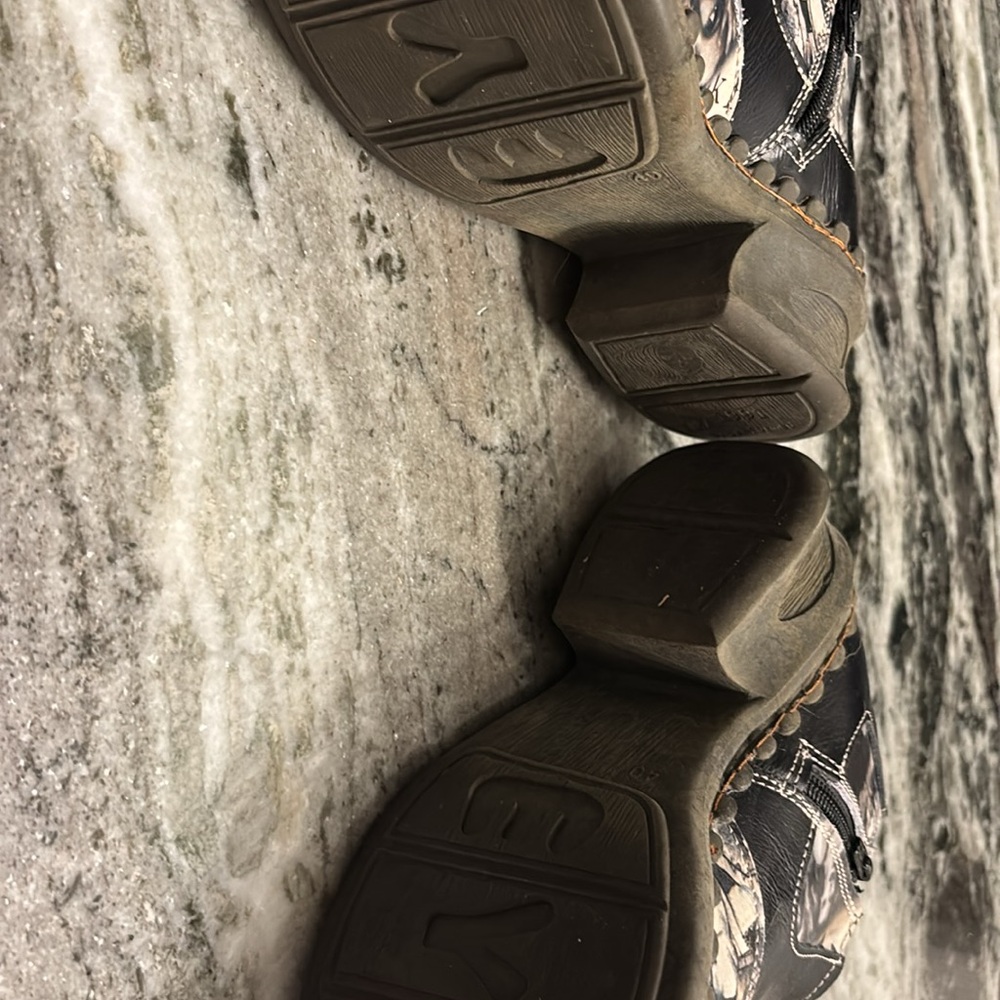 Cute shoes! - Picture 3 of 4